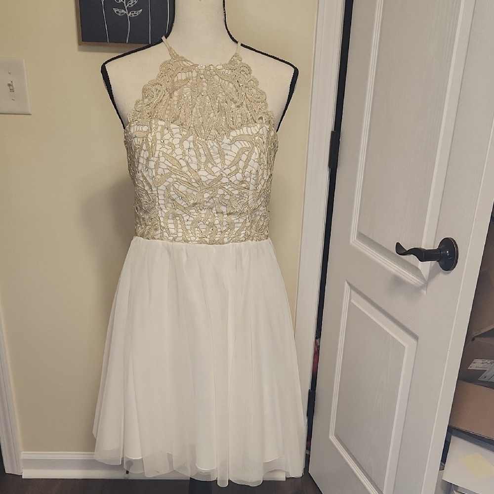 Elegant Gold and White Lace Backless Dress Size 7 Juniors